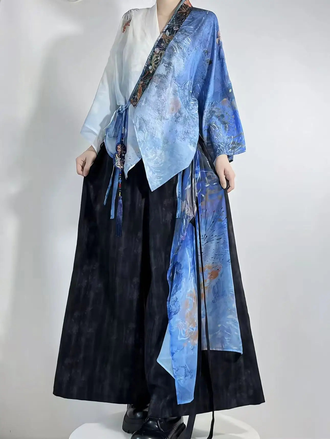 젊은 감각의 오리지널 한복 남녀 수묵화 자수 크로스 칼라 수트 트렌디하고 멋진 할로윈 코스프레 의상