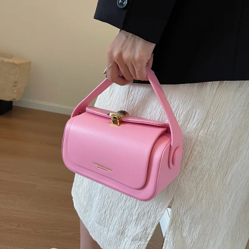 

New high capacity textured leather clamshell handbag A classic black shoulder bag for women's versatile vintage crossbody bag