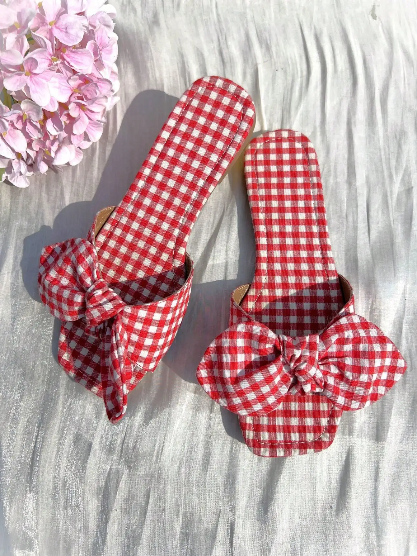 Women's Flat Sandals in Red and Black Plaid with Bow, Slip-On Style for Summer, Korean Style Gentle Style, Square Toe Open-Toe Slippers, Fresh Plaid Fabric, Casual Home Wear, Beach, Commuting, Versatile, Trendy Model