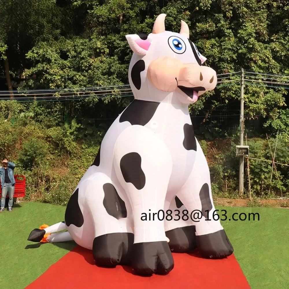 La mascotte gonfiabile del fumetto della mucca da latte gonfiabile gigante su misura fa esplodere il toro del bestiame per la pubblicità di promozione agricola