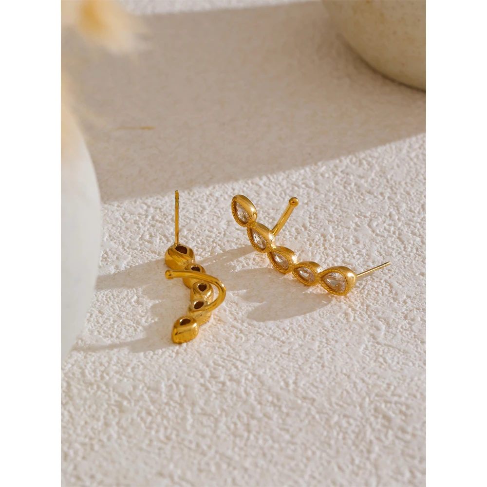 Yhpup Cubic Zirconia ต่างหูสตั๊ดเรขาคณิต 18K PVD Gold สีชุบสแตนเลสแฟชั่นเครื่องประดับของขวัญ