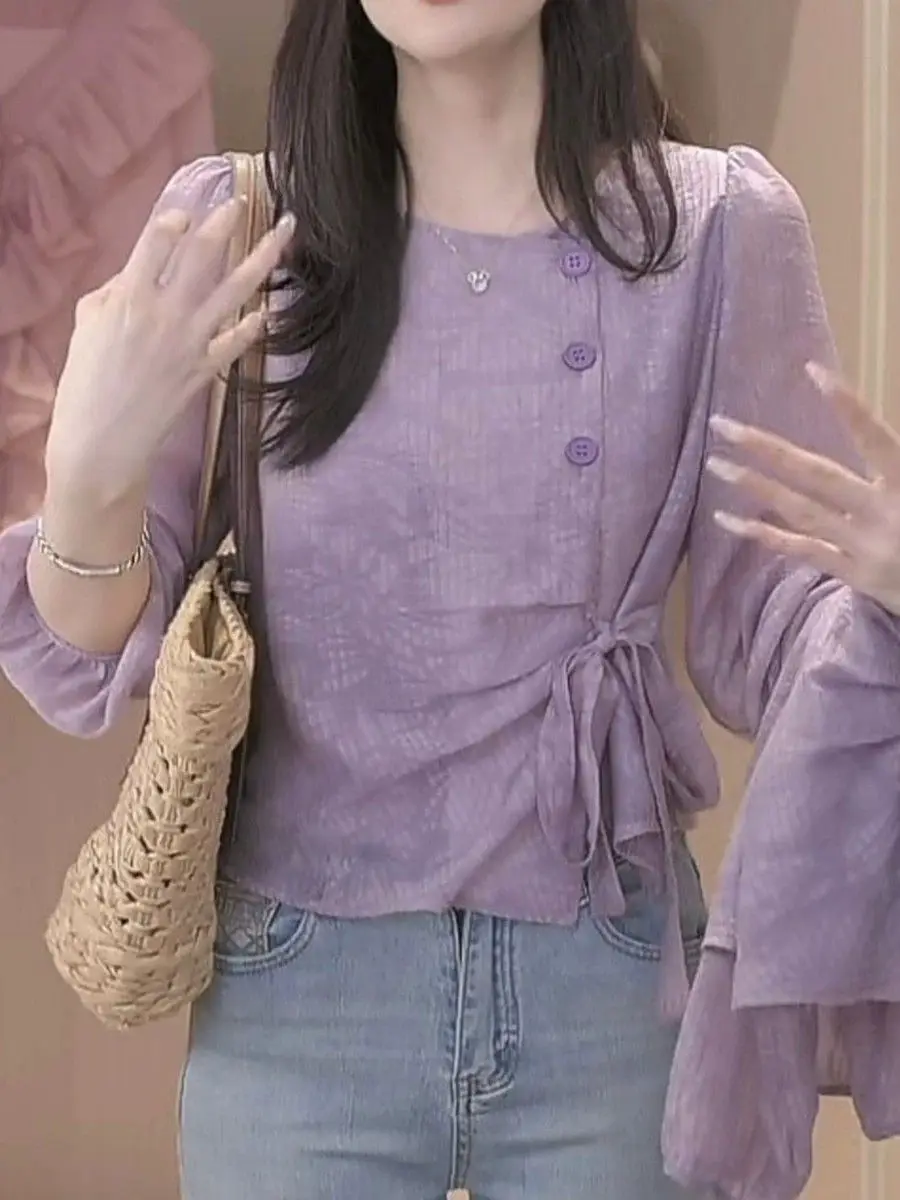 Das Herbstoberteil ist klein, schlank und schön. Das kleine Hemd ist unregelmäßig gestaltetes Langarm-Top mit Schnürung und Puffärmeln für Damen