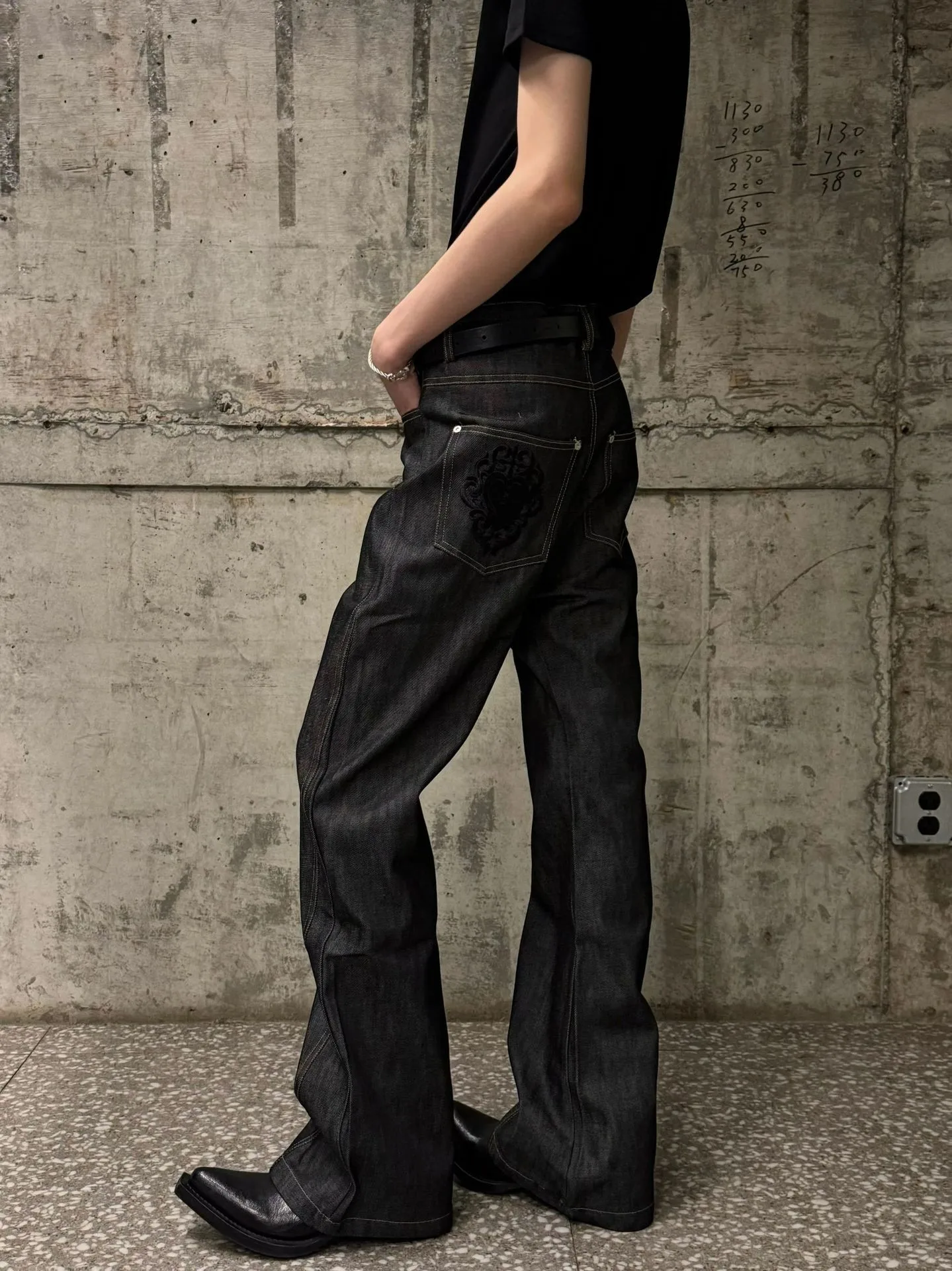 Embroidery Flared Leg Mid Waist Men Jeans with Contrast Stitching Zip Fly Front Wash Finish Non Stretch Daily Wear Jeans