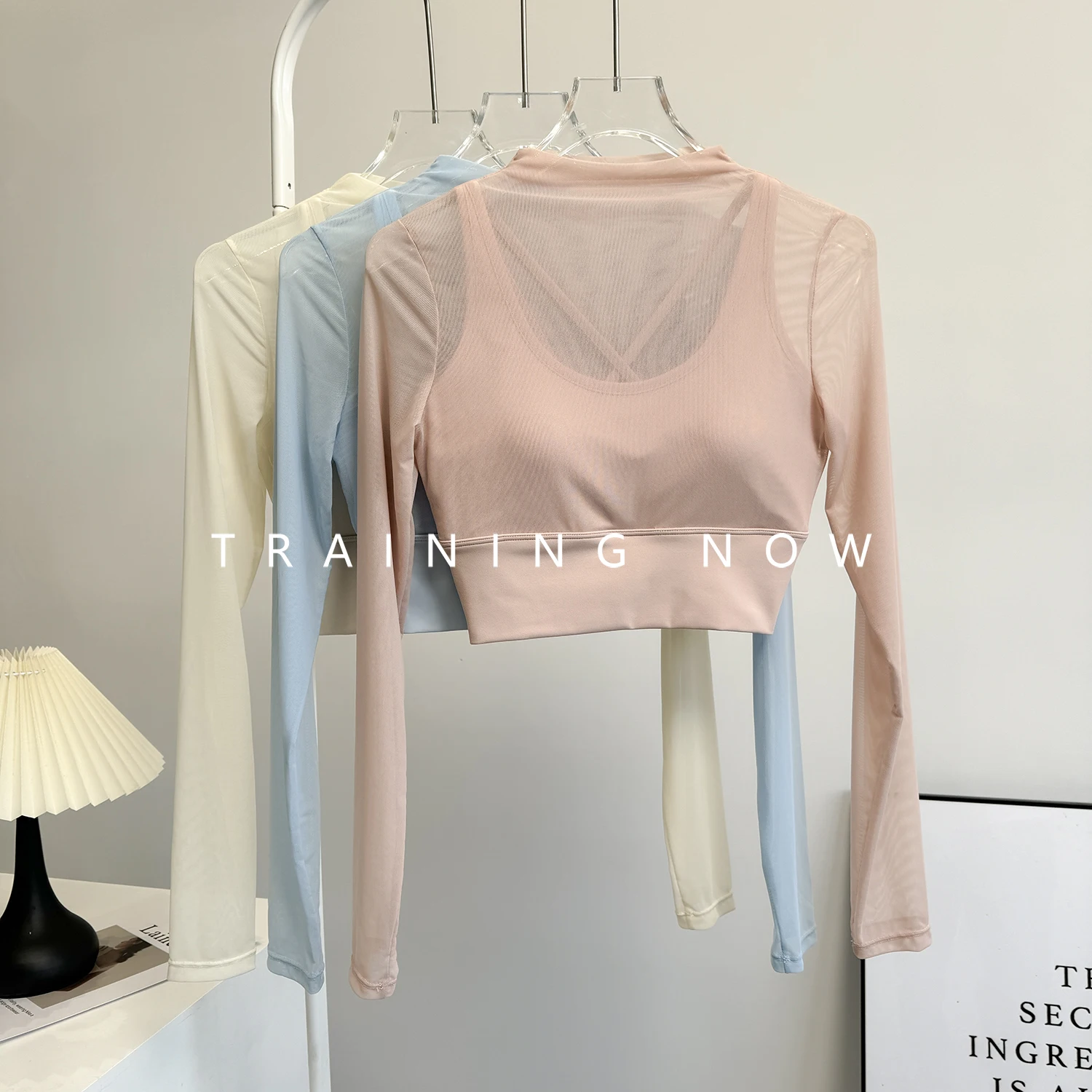 

Сексуальная сетчатая поддельная двухсекционная дышащая спортивная рубашка с длинными рукавами, новый телесный костюм с фиксированной чашкой, высококачественный костюм для фитнеса и йоги