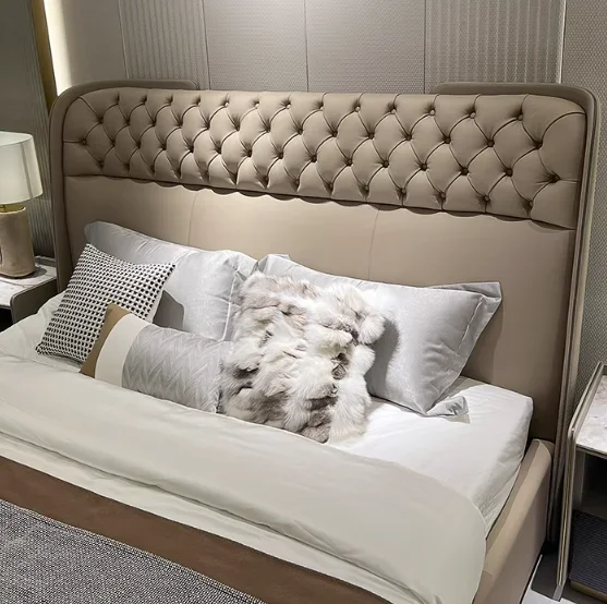 

Легкая роскошная постмодернистская двуспальная двуспальная двуспальная кровать King с высокой спинкой, высококачественный дизайн с пряжкой, кожаный комплект мебели для спальни