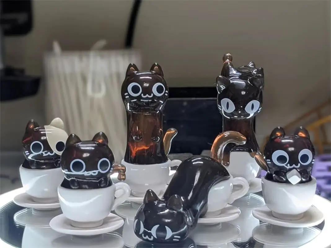 

Коллекционная фигурка кошки-бариста в прозрачной коробке-сюрпризе: забавные позы, модель для декора рабочего стола, подарок-сюрприз