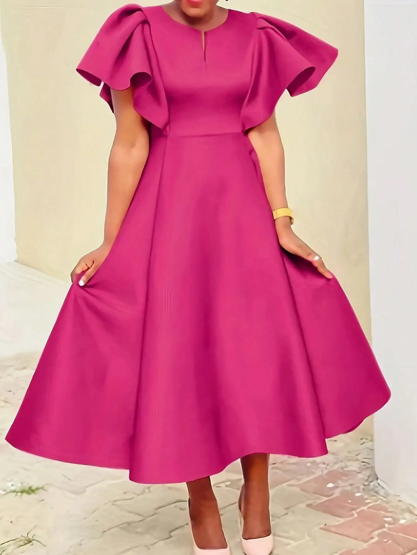 

Платье А-силуэта из однотонной ткани цвета фуксии с рукавами-воланами и вырезом-лодочкой