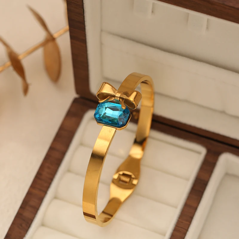EILIECK Goldener Edelstahl-Schmuckset mit Schleife und Funkelnden Kristallen: Halskette, Armreif, Ohrringe, Ring - Trendiger Schmuck für Frauen als Geschenk – Detail 18