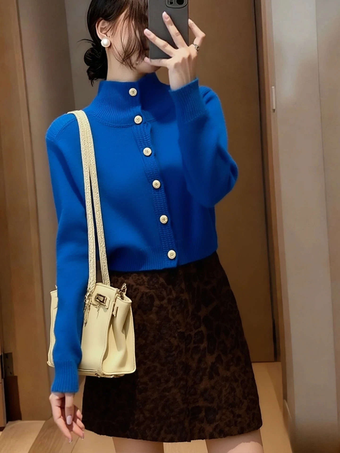 柔らかく心地よいカマーレニットウェア、ハイネックカジュアル、女性用トップス、ファッショナブルでトレンディな2025年冬、詩的な韓国版、ル...