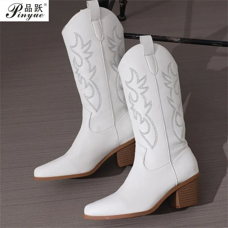 

Ковбойские белые ботильоны для женщин, модные сапоги в стиле вестерн в стиле пастушки, женские повседневные дизайнерские туфли с вышивкой и острым носком, размеры 36-43