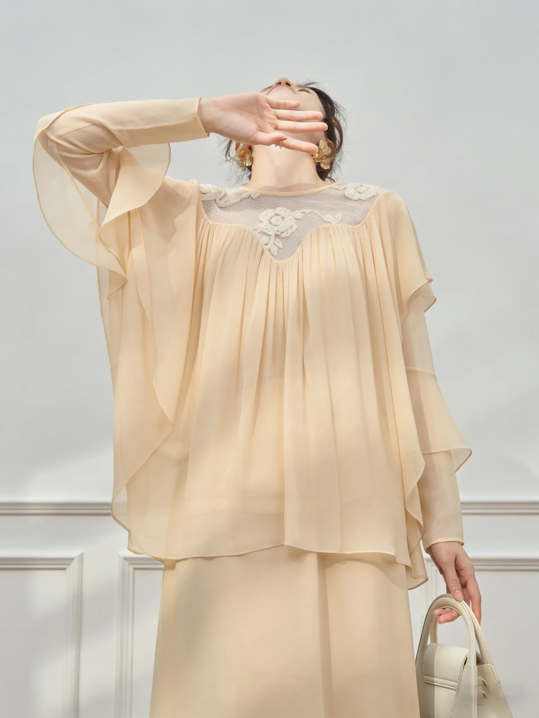 

Комплект из шифоновой блузки с V-образным вырезом и вышивкой и юбки с высокой талией, свободного кроя, модный, для повседневной носки, весенний сезон, размер для взрослых