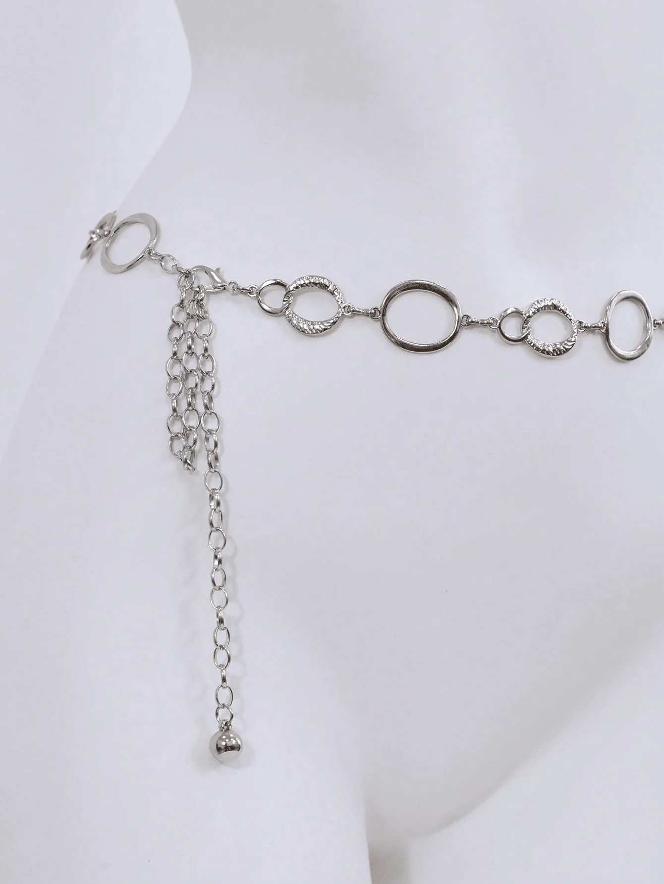 

Серебристая цепочка на талию с полыми овальными звеньями и подвеской в виде шарика для женщин