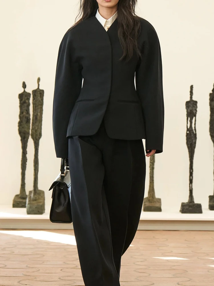 Retro V-neck black suit jacket with a niche design, slimming and elegant commuting jacket top, 2025 new style
