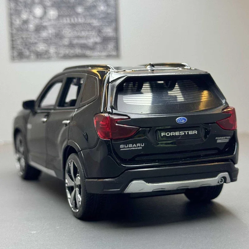 Modèle de voiture en alliage Subaru Forester SUV, métal moulé sous pression, véhicules tout-terrain, simulation de modèle de voiture, son et lumière, cadeau jouet pour enfants, 1/30