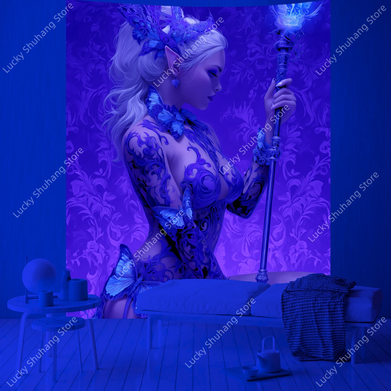 الخيال الجان الأشعة فوق البنفسجية نسيج باطني الأرجواني خلفية ساحرة الأبيض الشعر قزم مع الموظفين والفراشات الوردية ديكور المنزل