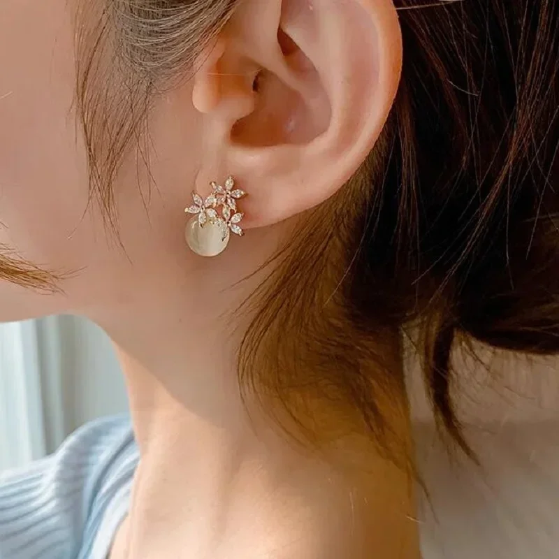 

Luxury Women Stud Earrings Golden Petal with Shiny Rhinestone Small Round Opal Piercing Needle Design Wedding Jewelry 2024 Trend