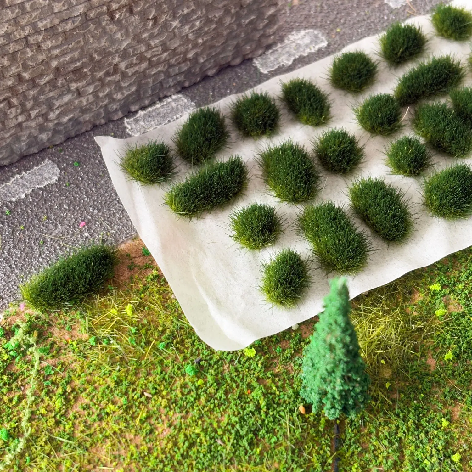 A Box of 25 Tufts Irregularly Static Grass Tuft, Miniature Lowland Shrubs Tuft Terrain Model Kit for DIY Model Railway Landscape