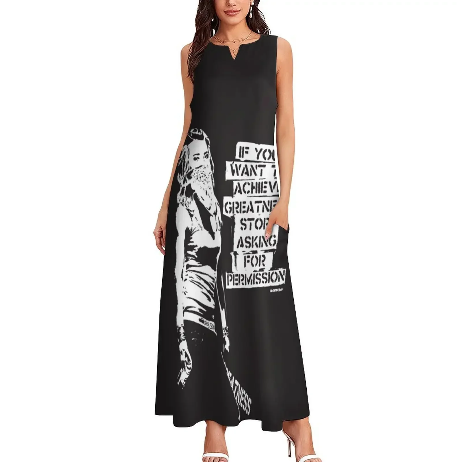 بانكسي اقتباس الكتابة على الجدران إذا كنت تريد تحقيق العظمة توقف عن السؤال عن إذن أبيض وأسود مع فستان طويل من علامة بانكسي #2