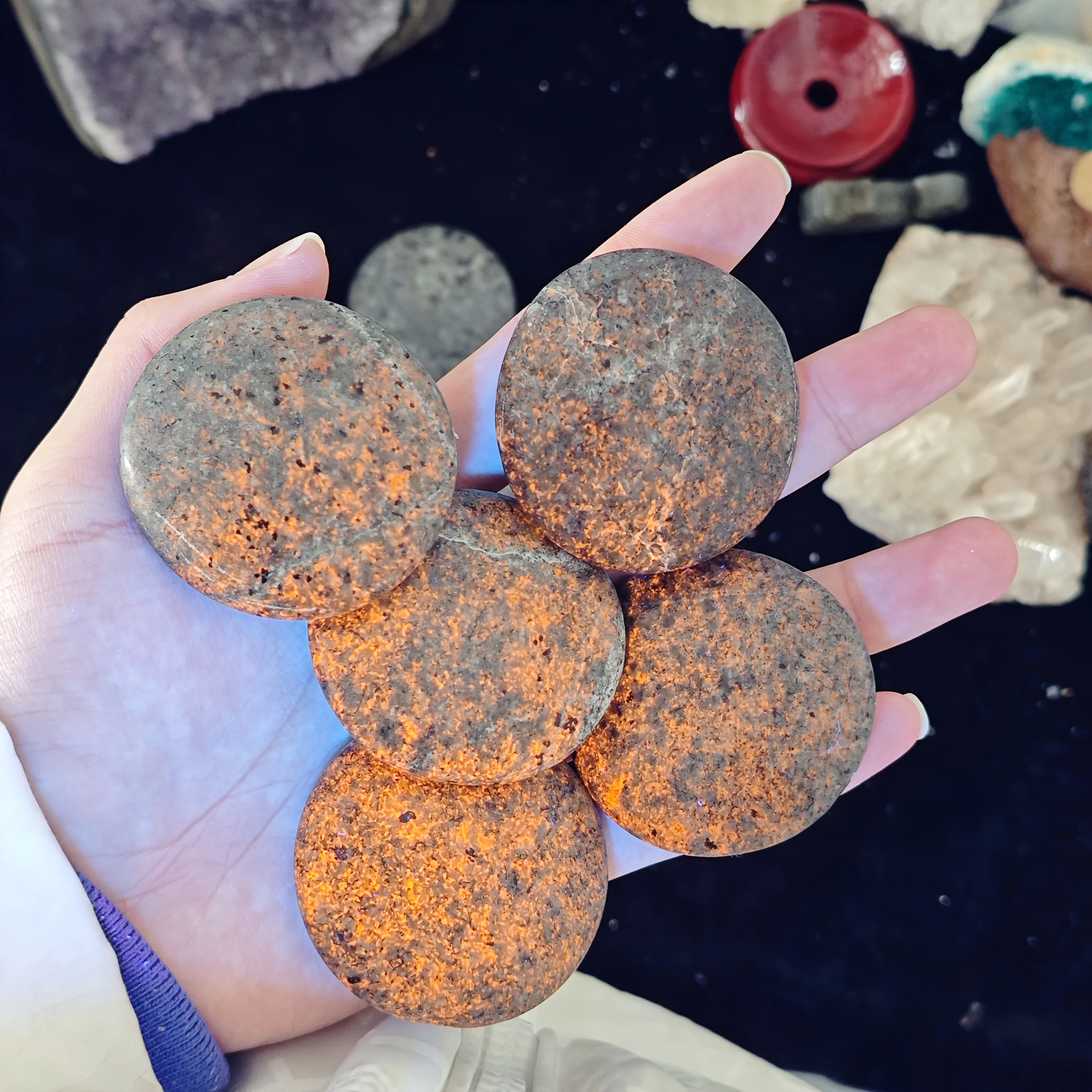 One Natural Yooperlite Palm Stone Featuring a UV Reaction with Bright Purple And Orange Crystals, Ideal for Home Decor