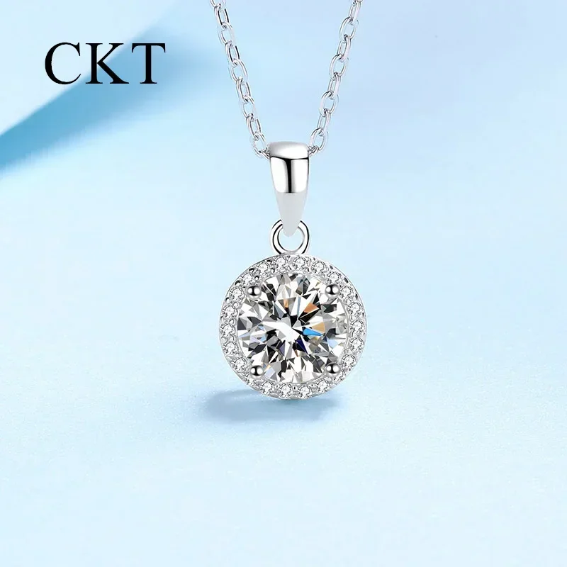 

18K White Gold Luxury Platinum Pt950 1 Carat Moissanite Round Pendant for Women Necklace Simple Collarbone Chain Wedding Jewelry