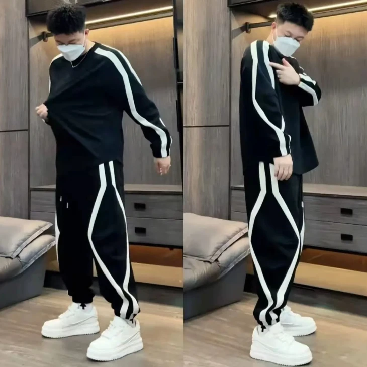 

Весенне-осенний мужской комплект из двух предметов: свитшот с круглым вырезом и полосатыми вставками, брюки. Спортивный повседневный комплект свободного кроя для молодежи.