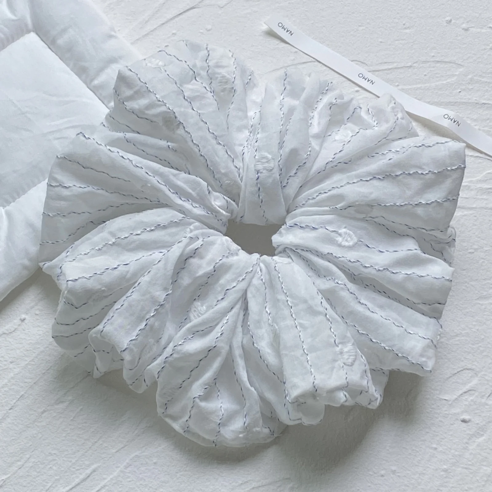 1 x weiß gestreifter Haargummi, minimalistischer Haargummi aus Baumwolle, elegantes Haar-Accessoire für Frauen