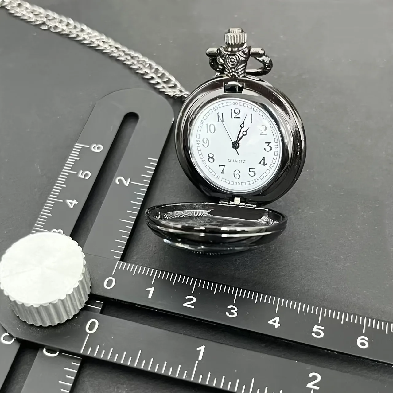 ヴィンテージゴシックカラス&スカルパターンデザイン、ブラックチェーン付き、クォーツムーブメント、ミニサイズレトロポケット、ハロウィンギフトに最適