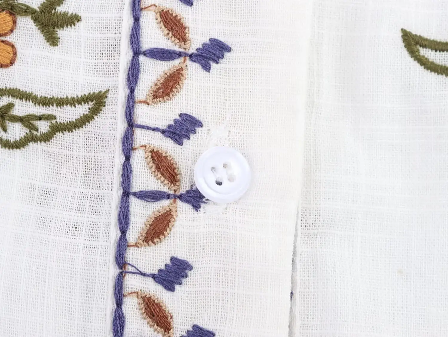 ฤดูร้อนหลวมเย็บปักถักร้อยดอกไม้เสื้อผู้หญิง V คอปุ่มเสื้อพร้อมกระเป๋า