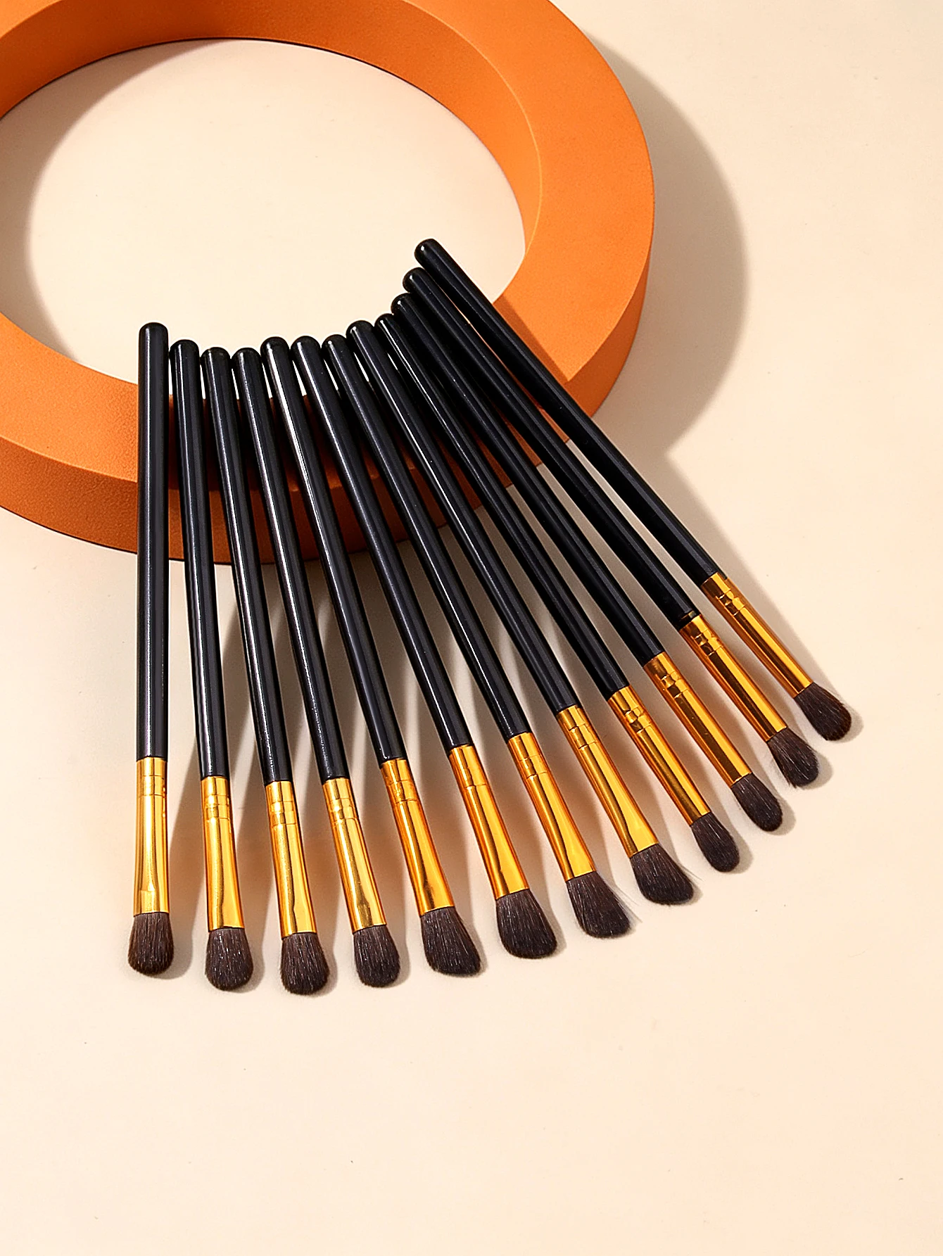 12-piece eyeshadow brush set - ideal for applying eye makeup, blending, contouring and highlighting. Essential for daily makeu