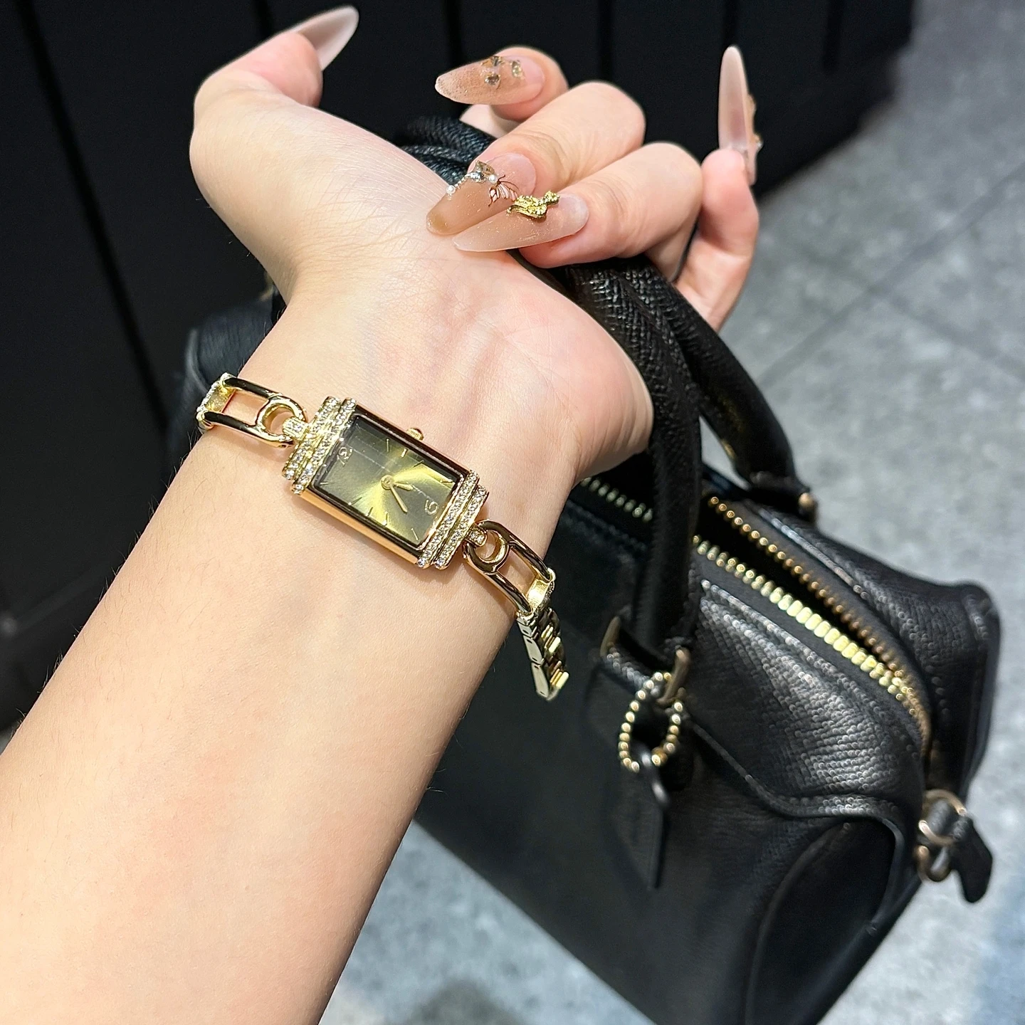 Exquisite luxury new ladies watch retro fashion compact quartz watch elegant temperament girls small dial casual watch gift