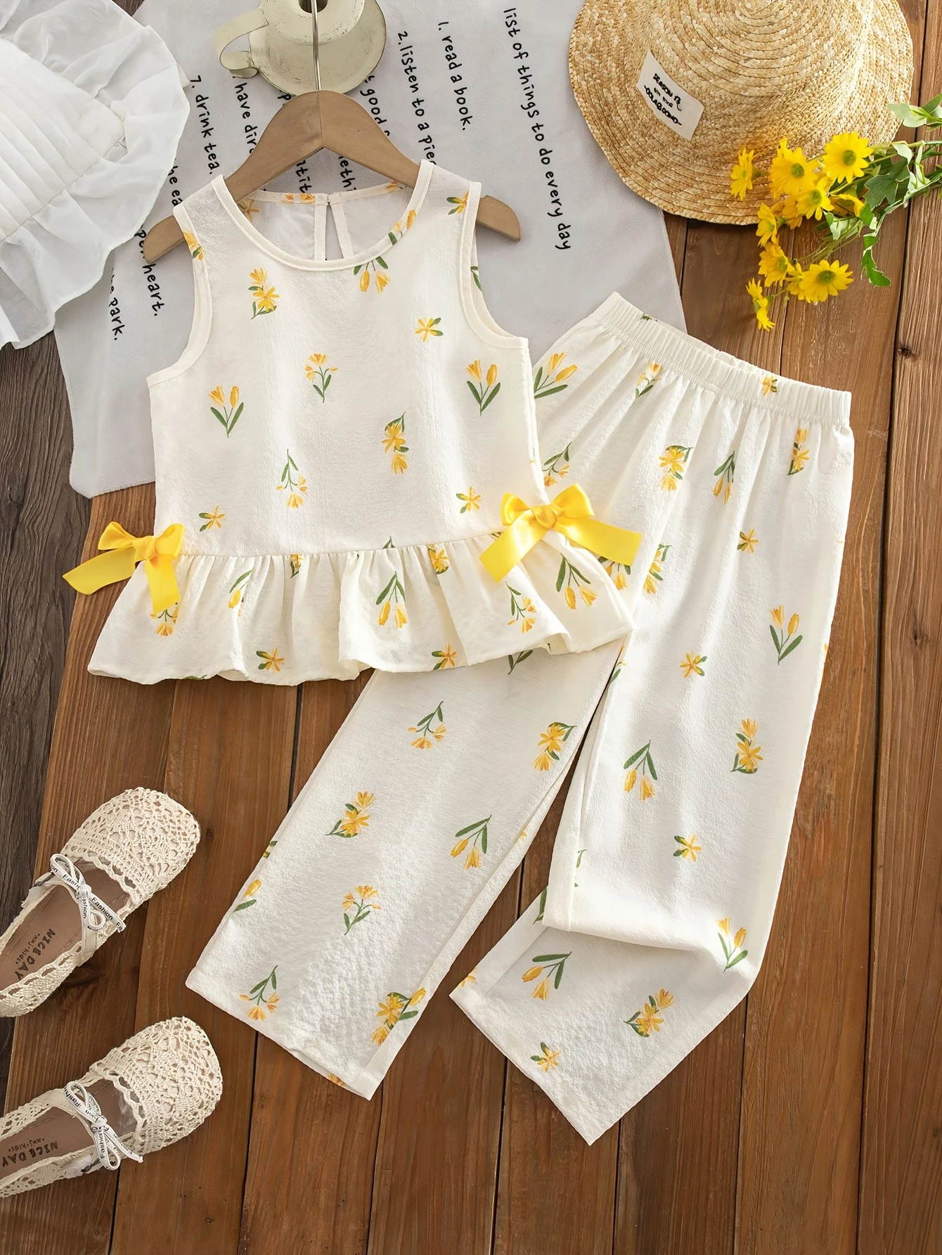 2-Piece Set: Girls' Summer Outfit Featuring a Sleeveless, Round-Neck Top with a Back Button Closure, an All-Over Yellow Daisy Pr