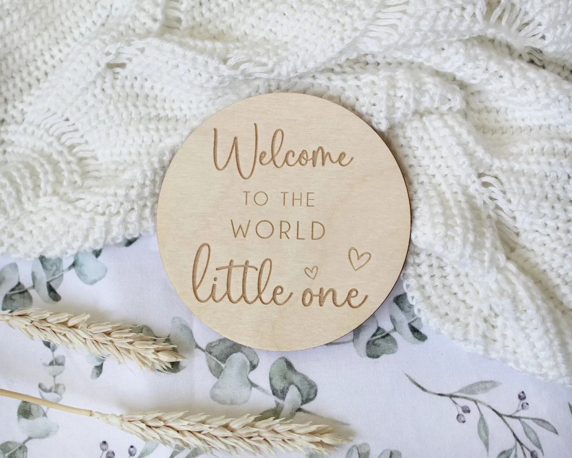 Baby Arrival Sign|Welcome to the World|Hello WorldlEngraved Name Plaque|Wooden Birth Gift|Social Media Photo Prop Disc|Hearts