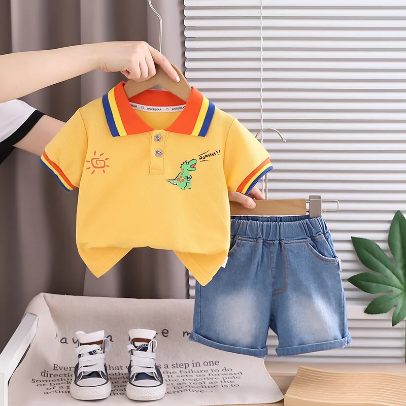 

Летний комплект для малышей 2026: Новый костюм для мальчика 2-3 лет – поло с радужным воротником и джинсовые шорты с принтом динозавров
