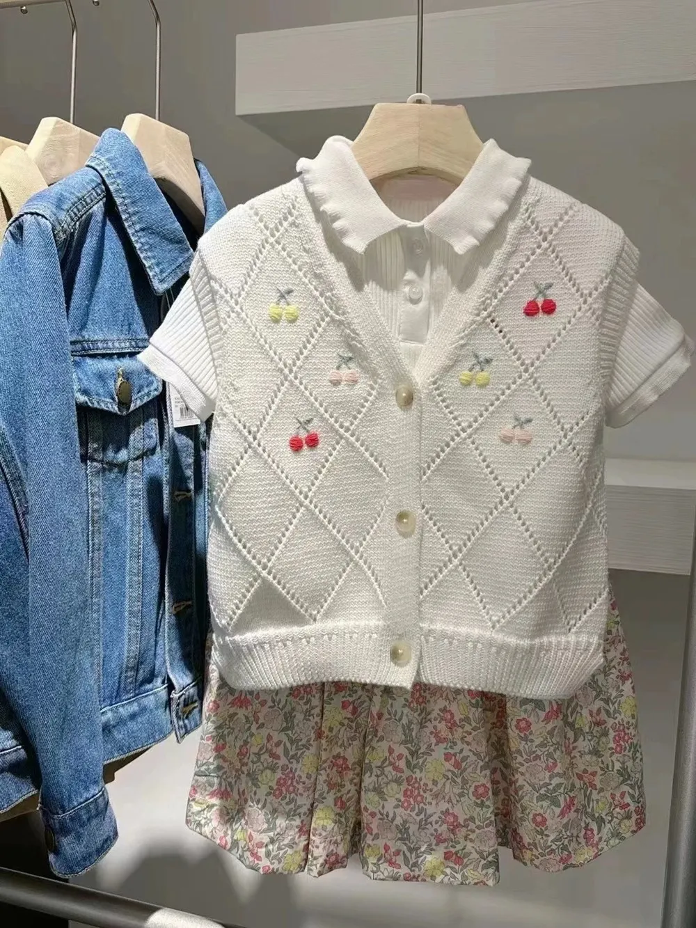 

Autumn Winter Girl's Vest Kids girls clothes cotton coat Colorful cherry pattern embroidered girls' knitted vest