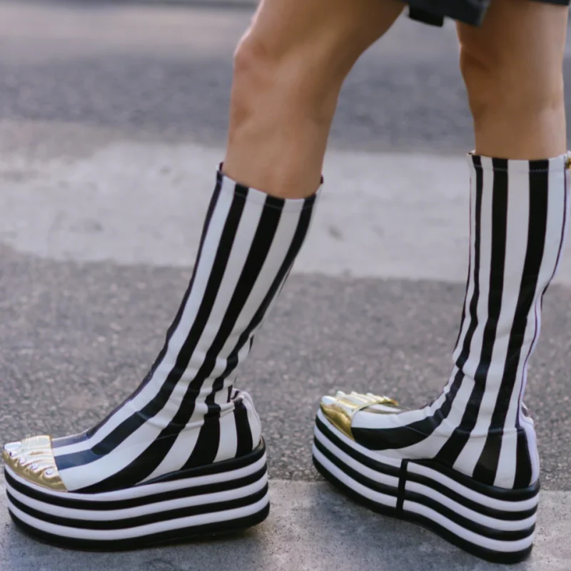 Sepatu Boots Metalik Bergaris Hitam Putih, Model Stretch, Lima Jari, Ritsleting Belakang, Platform Tinggi, Model Catwalk Seksi untuk Wanita