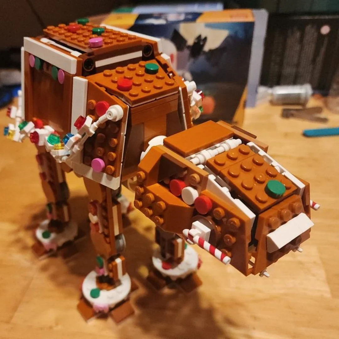 

В наличии 697 шт. Рождественский имбирь ATAT, строительный блок, модель кирпича, домашний декор, сборные игрушки для детей, подарки на день рождения, Рождество Moc 40806