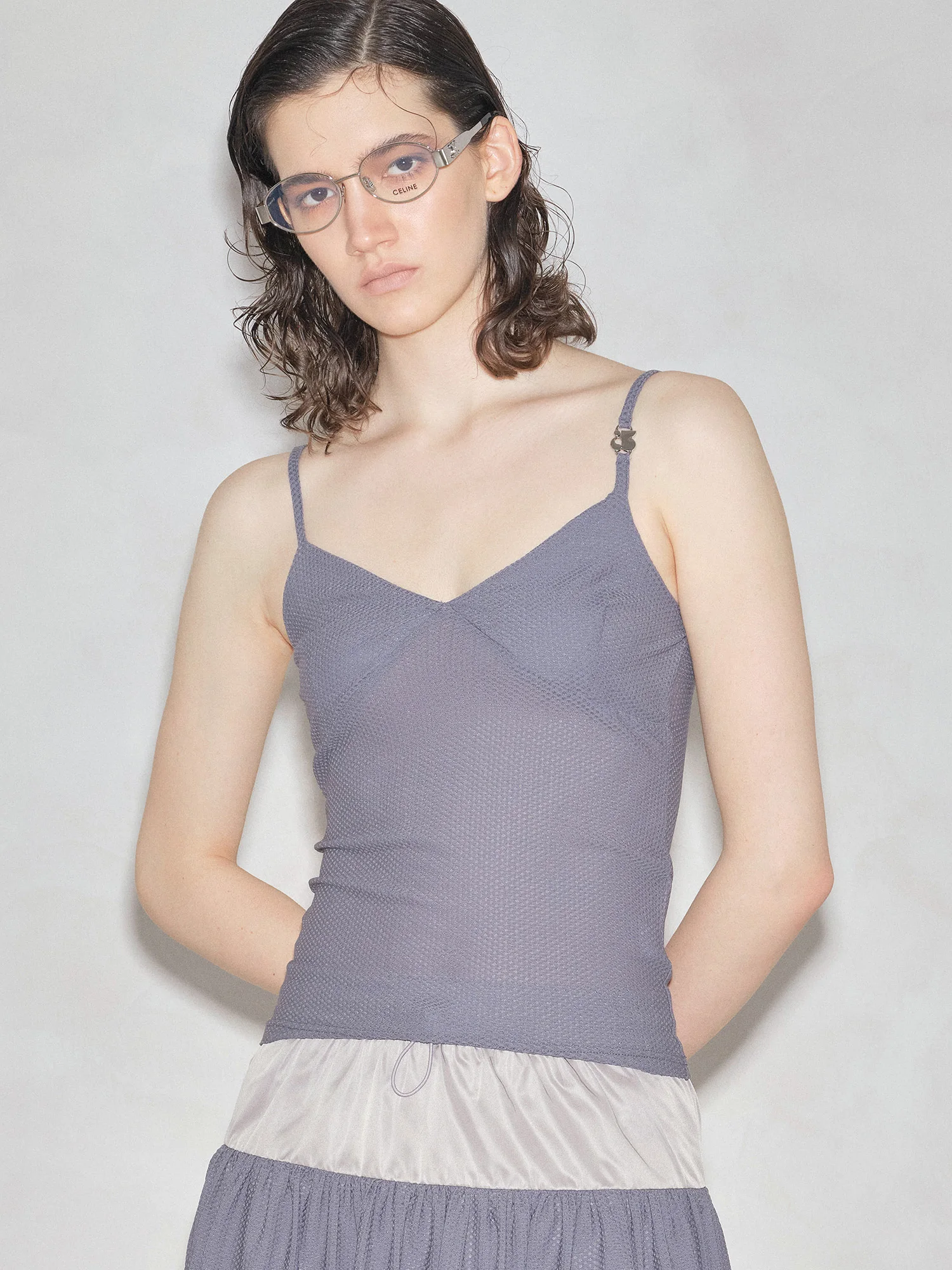 chaleco-deportivo-funcional-de-malla-elastica-con-diseno-original-color-liso-decorado-con-detalles-metalicos-ajuste-cenido-y-capas-ideal-como-prenda-interior-de-ballet