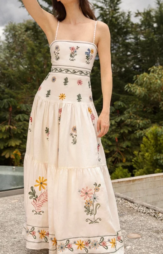 

Новое красивое белое миди-платье без рукавов с цветочной вышивкой 2025