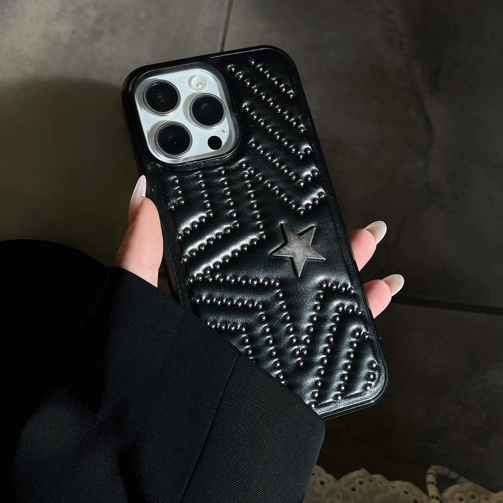Koreanische INS Cool Punk Schwarze PU-Leder Handyhülle mit Silber-Nieten & Sternen für iPhone 18 17 16 15 14 13 Pro Max Rückseiten-Handycover Capa – Detail 5