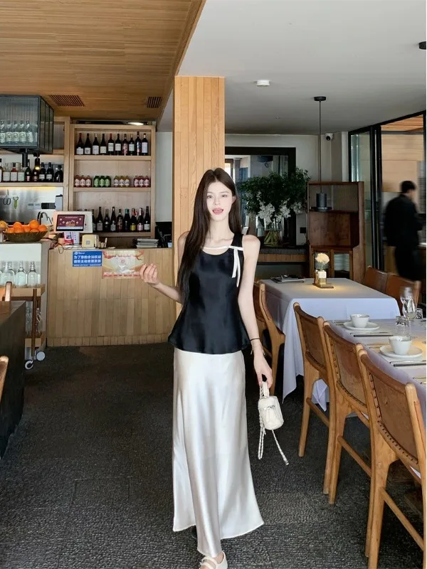 

Элегантный цветной атласный женский комплект Весна 2026: топ без рукавов с завязками на талии и модная юбка миди с завышенной талией