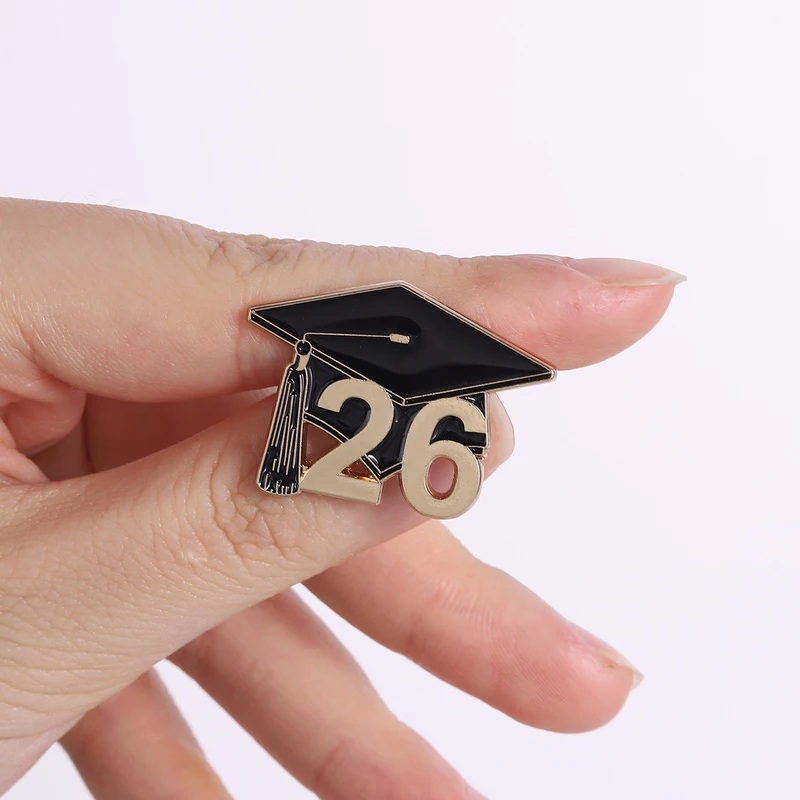 Abschlussfeier 2026 Mortarboard Emaille-Anstecknadel – Absolventenklasse 2026 Metallbrosche für Rucksack und Revers – Schmuckgeschenk für Absolventen und Lehrer – Detail 2