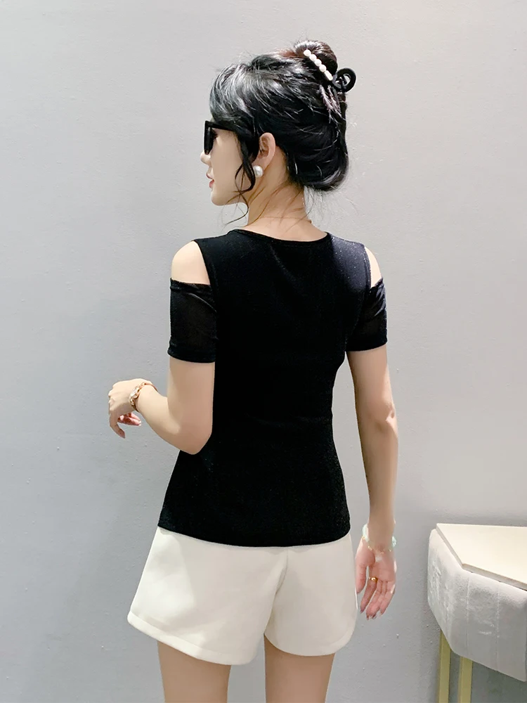 Seksowny top z dekoltem w serek, odkryte ramiona, letni, modny, odmładzający, wiązany, modny top.