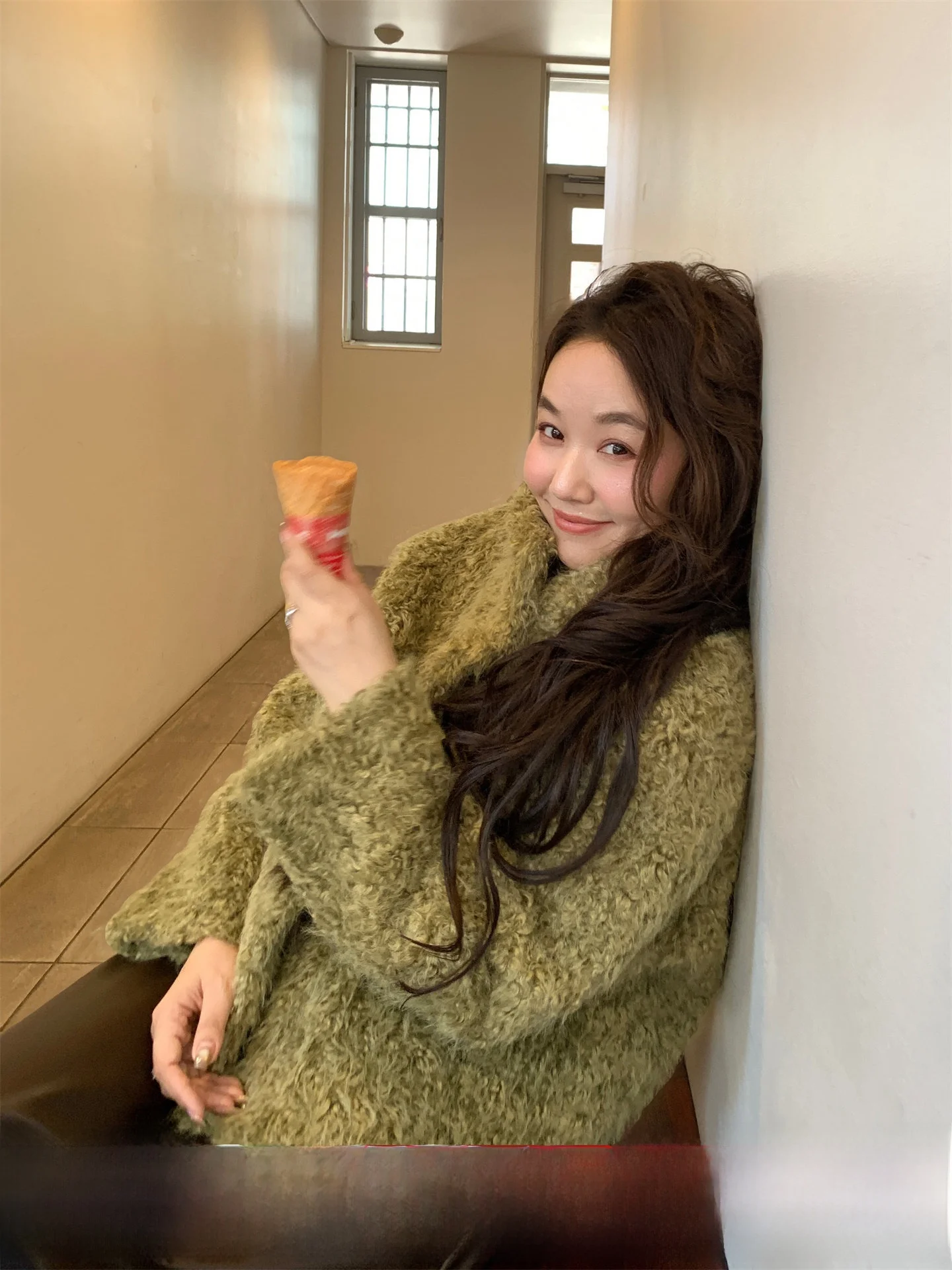 

Новая теплая шуба для молодых женщин TheWangs из экокожи и меха, осенне-зимняя, повседневная, длинная...