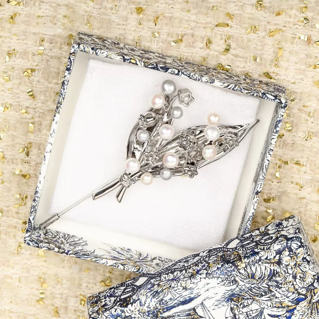 

Europe America Fashion Designer Brand Flower Pearl Silver Colour Brooch Women Top Quality Girl Gift Accessory