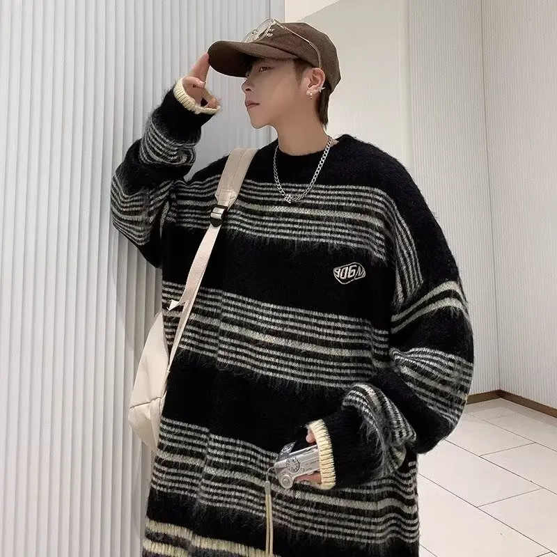 

2025 Новый зимний американский ретро ленивый цветной полосатый дизайн, мягкий уютный мужской вязаный свитер, повседневный свободный крой из полиэстера...