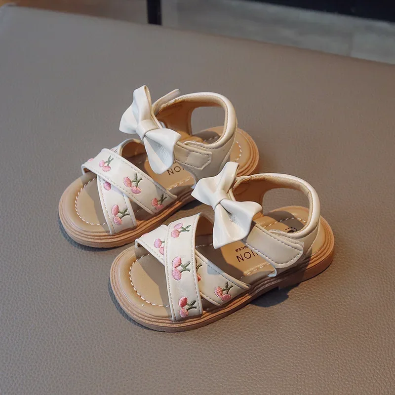 Sandali piatti per bambini estivi moda ricama dolce Bowknot bambini scarpe da spiaggia causali ragazze Open-toe sandali con suola morbida versatili