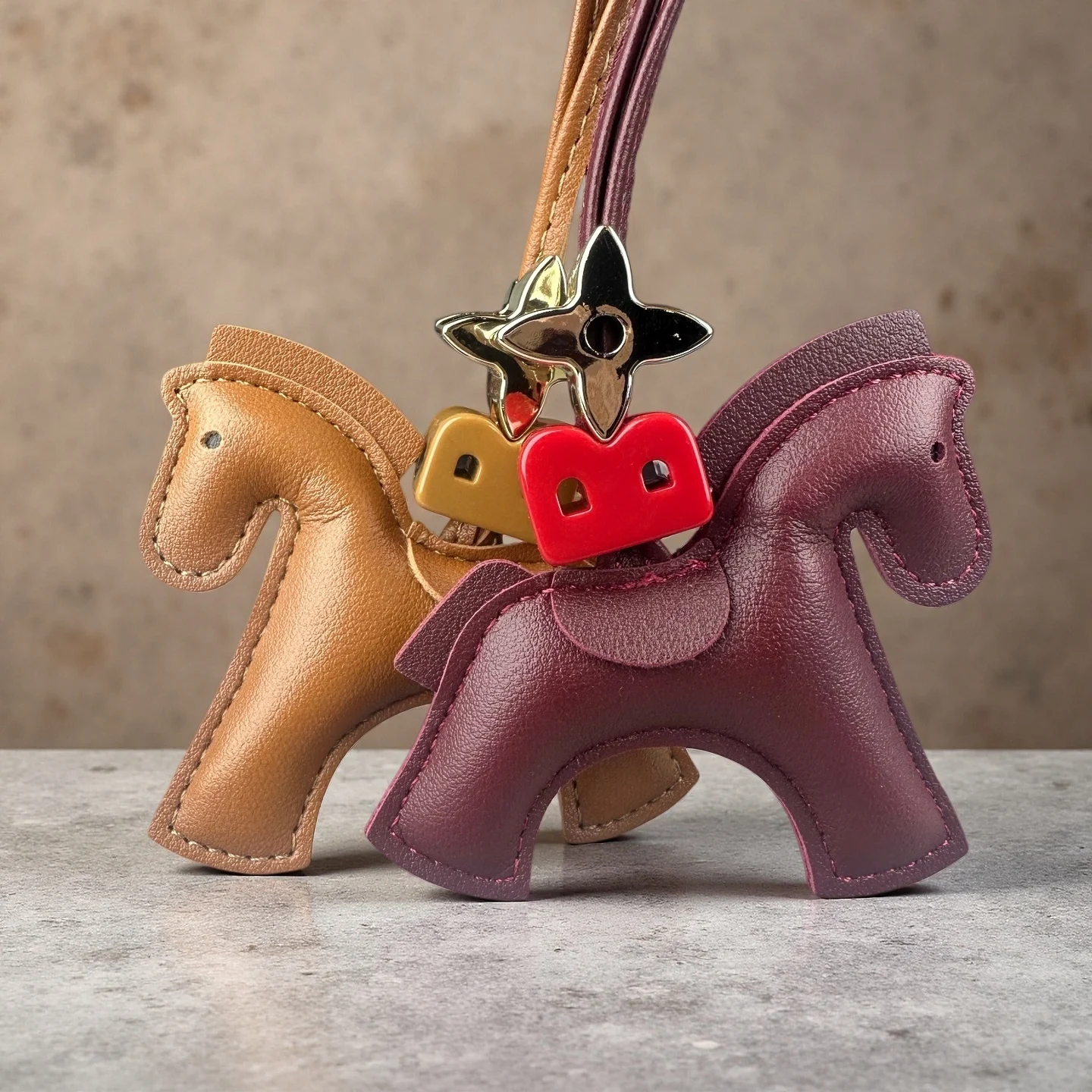 Niedlicher, warm getönter PU-Leder-Pony-Taschenanhänger – Tieranhänger für Taschen, Pony-Leder-Schlüsselanhänger für Pferdeliebhaber, Anhänger im Reitsport-Stil