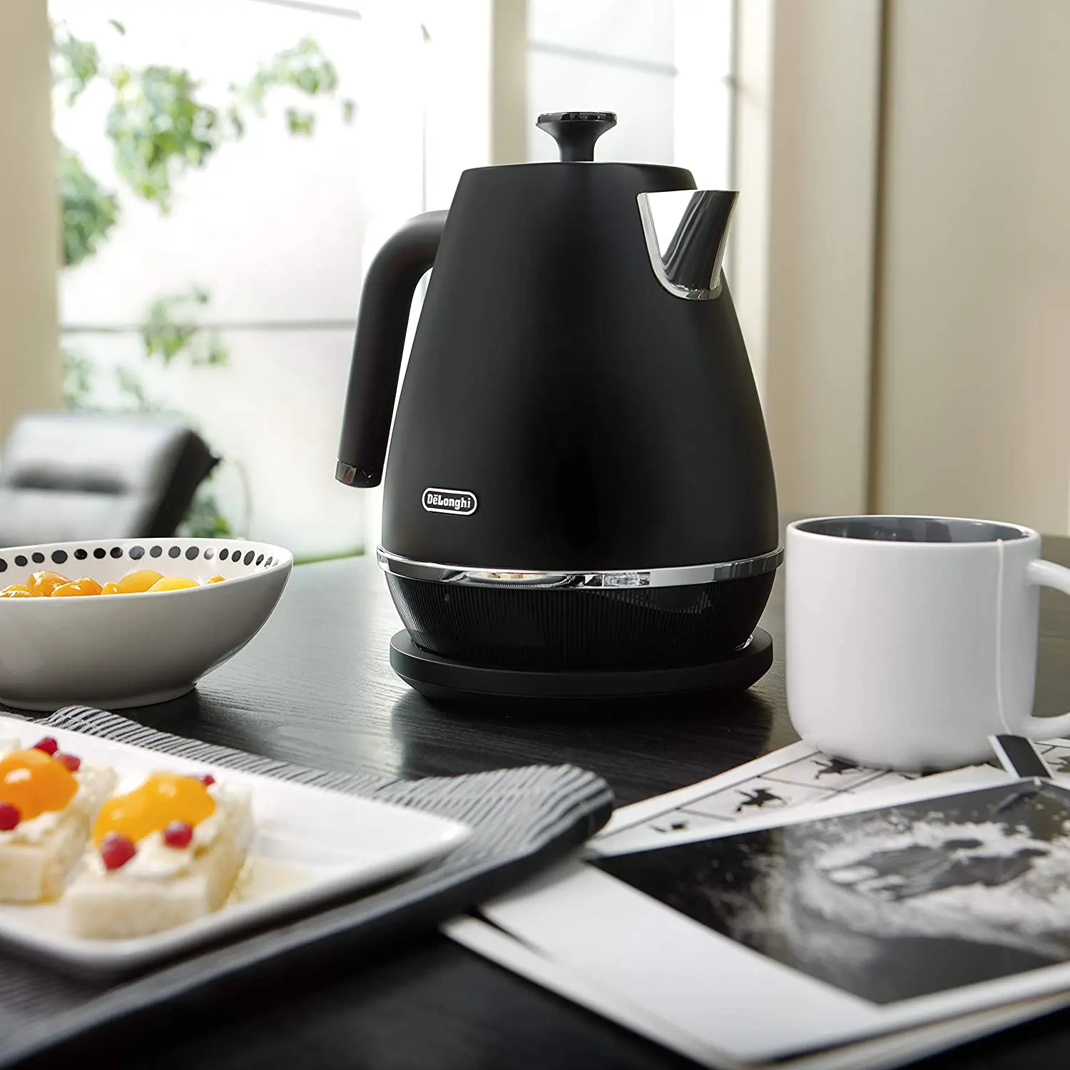 Delongh 1.7-liter electric kettle with matte metal surface