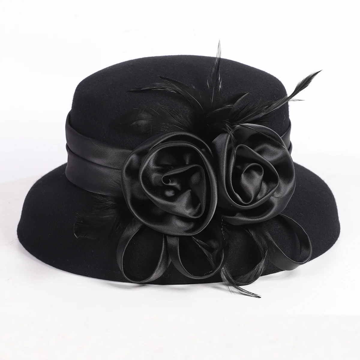 หมวกทรงโคลเช่สีดำสำหรับผู้หญิง ทำจากผ้าขนสัตว์ แต่งดอกไม้และขนนก สไตล์เฮปเบิร์น เหมาะสำหรับงานฤดูหนาว งานพิธีทางศาสนา งานเลี้ยงน้ำชา งานค็อกเทล และงานต่างๆ