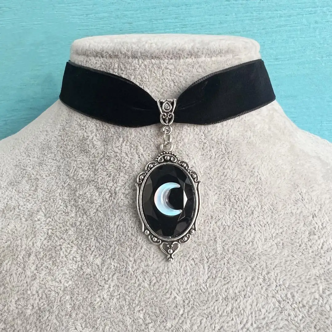 

Gothic Moon Cameo Necklace Women Man Fashion Pagan Witch Jewelry Accessories Gift Vintage Black Velvet White Moon Pendant Choker